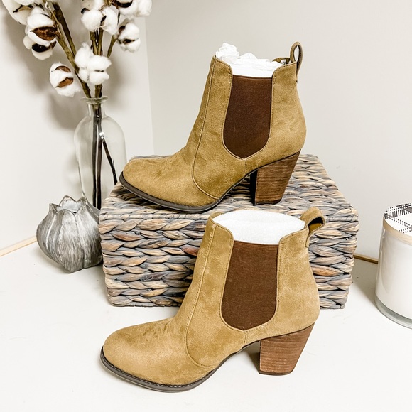 Kenneth Cole Reaction Taupe Brown Heeled Chelsea Booties Size 8 - Picture 4 of 8